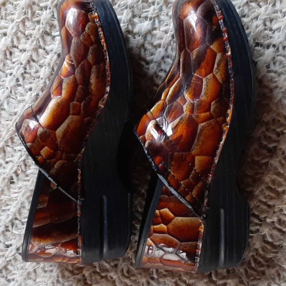 Dansko Size 38 Clogs Brown Snake Pattern - image 3